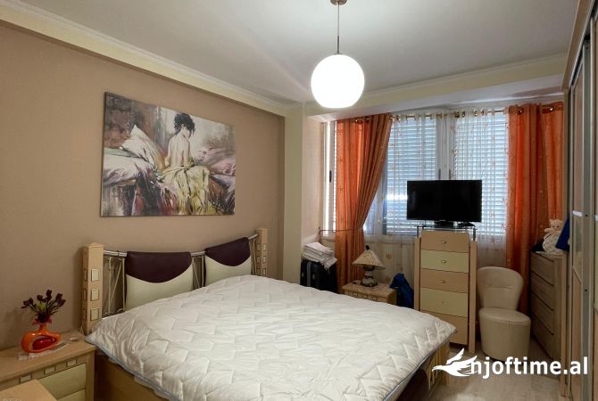 Shtepi ne shitje Apartament ne Tirane, 3+1, Mobilimi E mobiluar, Pagesa 249,000  Euro.