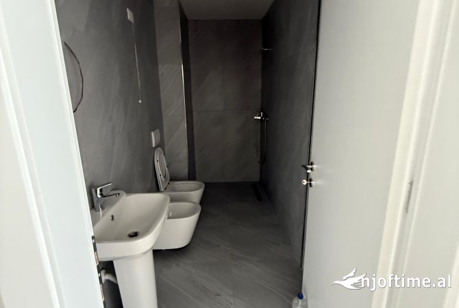 Shtepi me qera Apartament ne Tirane, 2+1, Mobilimi Bosh, pa mobiluar, Pagesa 1,500  Euro.