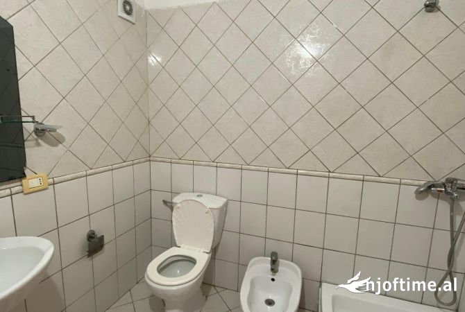 Shtepi ne shitje Apartament ne Tirane, 2+1, Mobilimi Bosh, pa mobiluar, Pagesa 108,000  Euro.