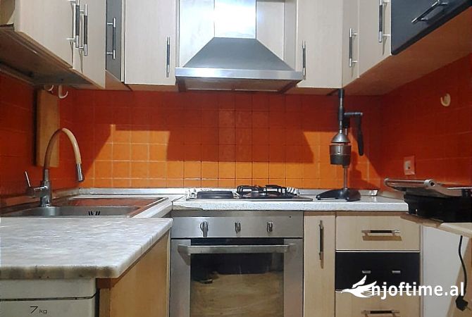 Ambient biznesi me qera 3+1 ne Tirane - 1,200 Euro