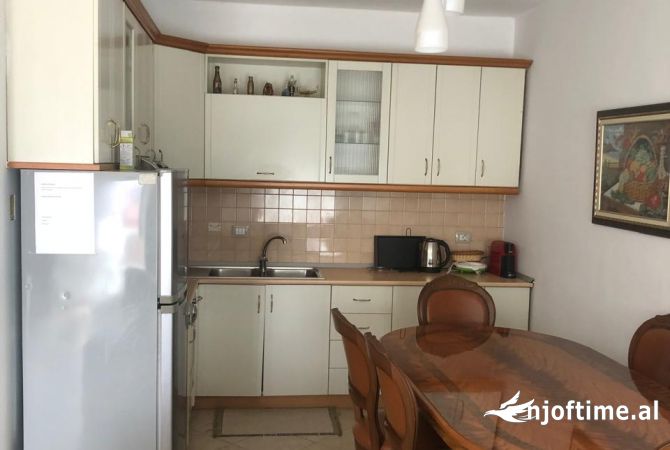 Shtepi me qera Apartament ne Tirane, 1+1, Mobilimi E mobiluar, Pagesa 550  Euro.