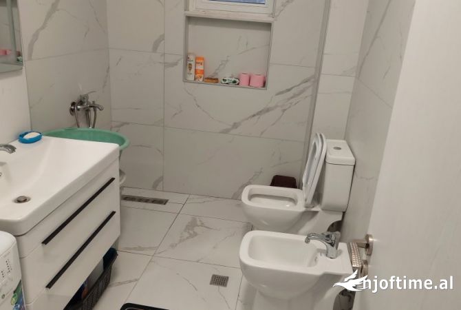 Shtepi me qera Apartament ne Tirane, 2+1, Mobilimi Pjeserisht e mobiluar, Pagesa 1,200  Euro.