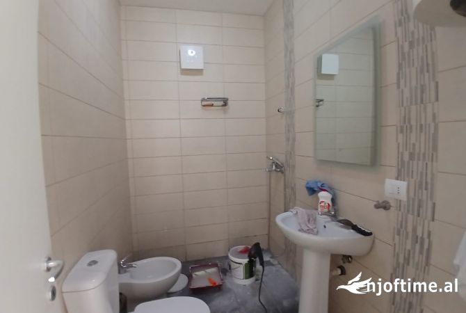 Shtepi me qera Apartament ne Tirane, 1+1, Mobilimi Pjeserisht e mobiluar, Pagesa 550  Euro.
