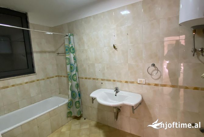 Ambient biznesi me qera 3+1 ne Tirane - 900 Euro