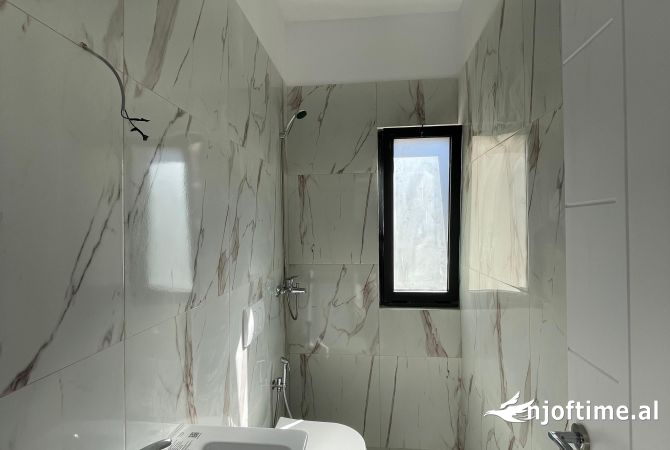 Shtepi ne shitje Apartament ne Tirane, 1+1, Mobilimi Bosh, pa mobiluar, Pagesa 108,000  Euro.