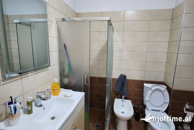 Shtepi ne shitje Apartament ne Tirane, 2+1, Mobilimi E mobiluar, Pagesa 135,000  Euro.
