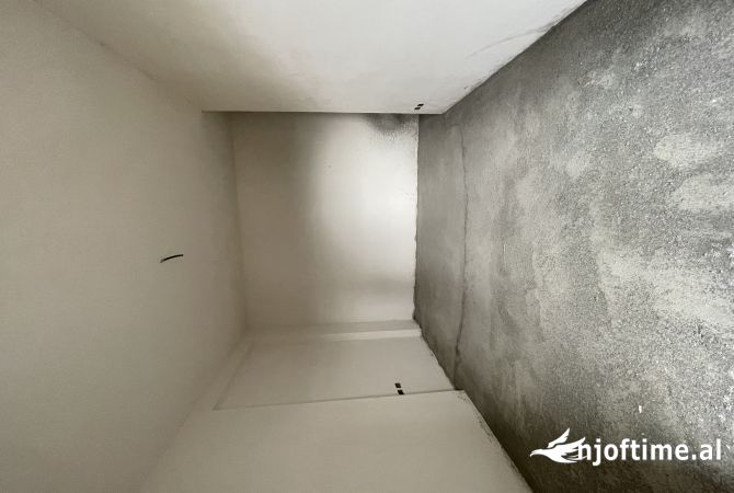 Shtepi ne shitje Apartament ne Tirane, 2+1, Mobilimi Bosh, pa mobiluar, Pagesa 320,000  Euro.