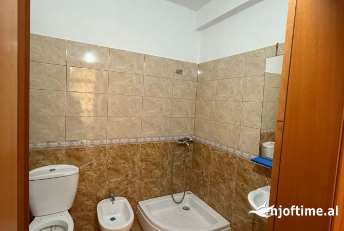 Shtepi me qera Apartament ne Tirane, 2+1, Mobilimi E mobiluar, Pagesa 450  Euro.