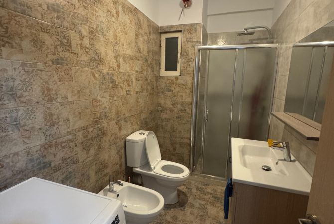 Shtepi me qera Apartament ne Tirane, 2+1, Mobilimi E mobiluar, Pagesa 500  Euro.