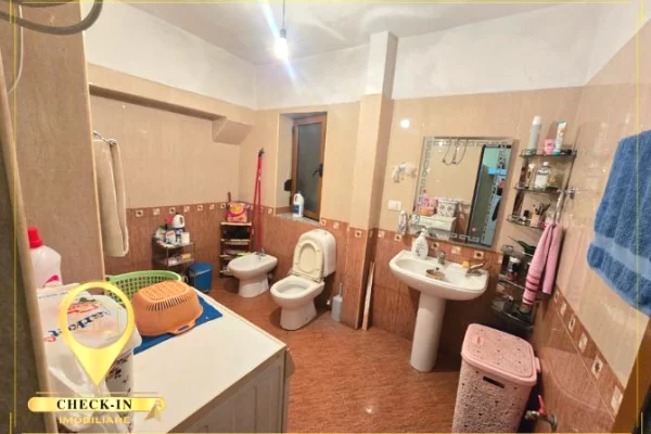 Shtepi ne shitje Apartament ne Tirane, 3+1, Mobilimi Bosh, pa mobiluar, Pagesa 175,000  Euro.