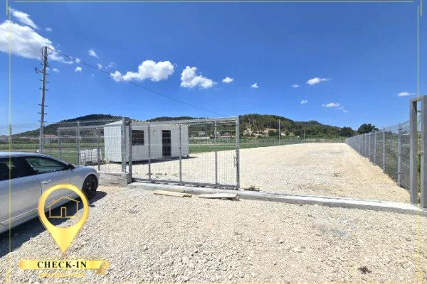 Ambiente Commerciale in Affitto 4+1 a Tirana - 600 Euro