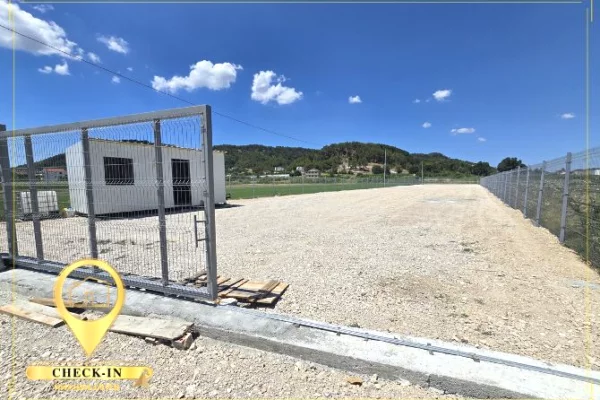 Ambiente Commerciale in Affitto 4+1 a Tirana - 600 Euro