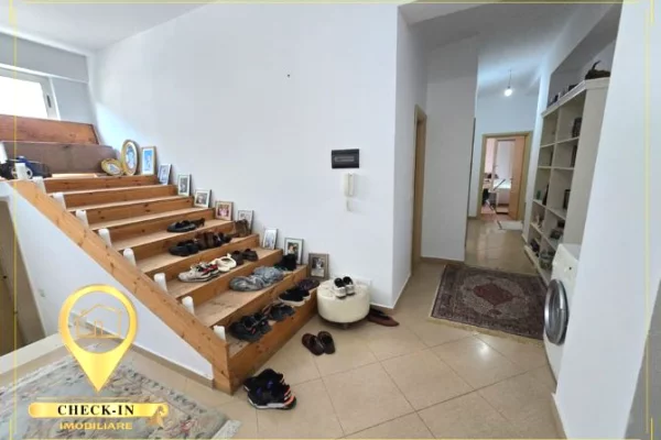 Shtepi ne shitje Papafingo(kati i catise) ne Tirane, 2+1, Mobilimi E mobiluar, Pagesa 270,000  Euro.