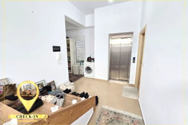 Shtepi ne shitje Papafingo(kati i catise) ne Tirane, 2+1, Mobilimi E mobiluar, Pagesa 270,000  Euro.