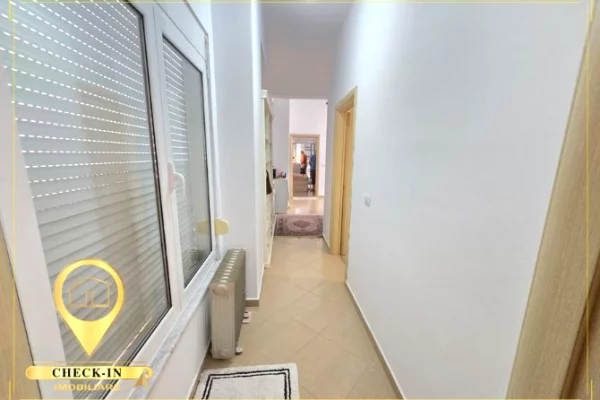 Shtepi ne shitje Papafingo(kati i catise) ne Tirane, 2+1, Mobilimi E mobiluar, Pagesa 270,000  Euro.