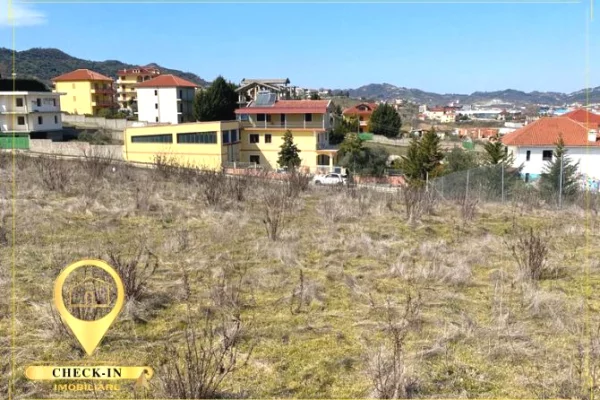 Truall ose Toke ne Tirane - 700,000 Euro