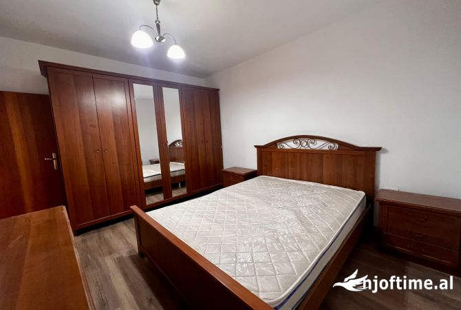 Shtepi me qera Apartament ne Tirane, 1+1, Mobilimi Pjeserisht e mobiluar, Pagesa 400  Euro.