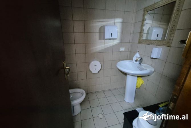 Jepet me qera ambient 100m2 Rruga Elbasanit perballe ambasades Amerikane