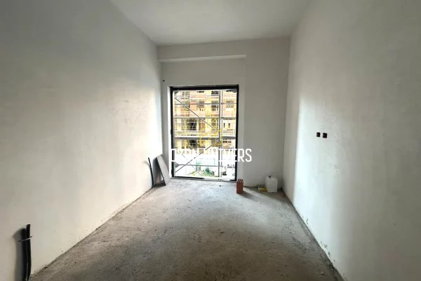 Shtepi ne shitje Apartament ne Tirane, 2+1, Mobilimi Bosh, pa mobiluar, Pagesa 195,000  Euro.