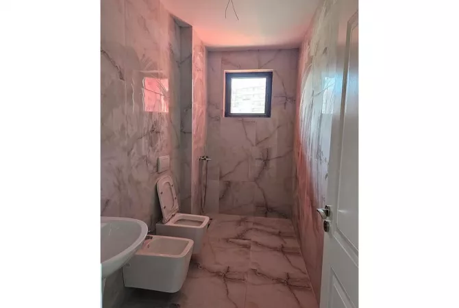 Ambiente Commerciale in Affitto 1+1 a Tirana - 900 Euro