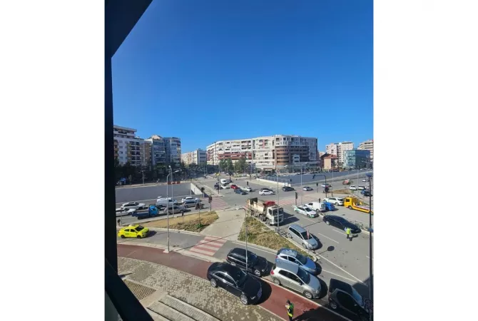 Ambiente Commerciale in Affitto 1+1 a Tirana - 900 Euro