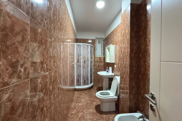 Shtepi ne shitje Apartament ne Tirane, 1+1, Mobilimi E mobiluar, Pagesa 200,000  Euro.