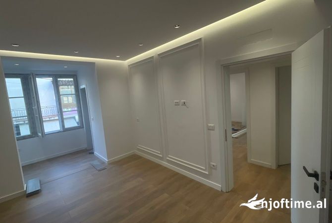 Ambient biznesi me qera 3+1 ne Tirane - 1,200 Euro