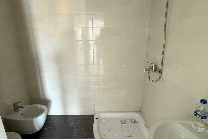Shtepi ne shitje Apartament ne Tirane, 3+1, Mobilimi Bosh, pa mobiluar, Pagesa 250,000  Euro.