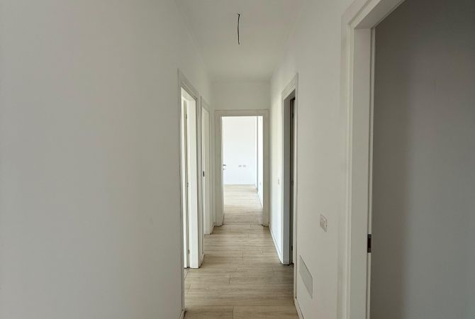 Shtepi ne shitje Apartament ne Tirane, 3+1, Mobilimi Bosh, pa mobiluar, Pagesa 250,000  Euro.