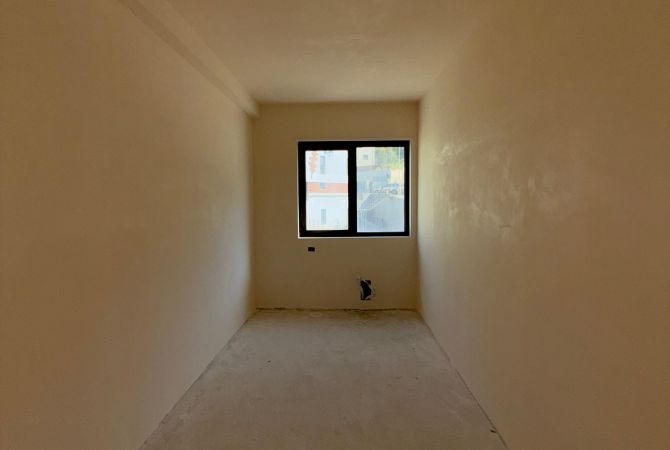 Shtepi ne shitje Apartament ne Tirane, 3+1, Mobilimi Bosh, pa mobiluar, Pagesa 399,000  Euro.