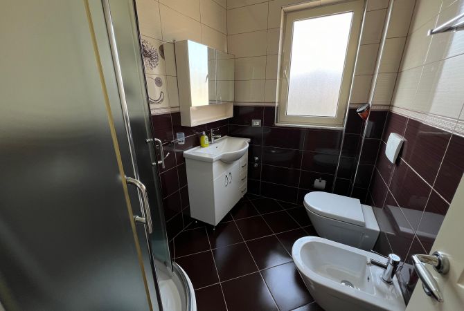 Shtepi me qera Apartament ne Tirane, 2+1, Mobilimi E mobiluar, Pagesa 900  Euro.