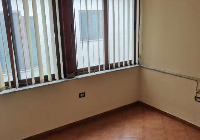 Ambient biznesi me qera 3+1 ne Tirane - 15,000 Leke