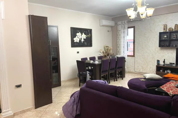 Shtepi me qera Apartament ne Tirane, 2+1, Mobilimi E mobiluar, Pagesa 800  Euro.