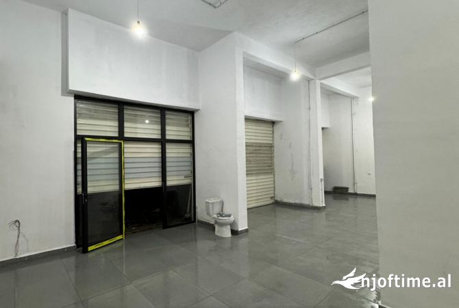 Ambient biznesi me qera 4+1 ne Tirane - 900 Euro