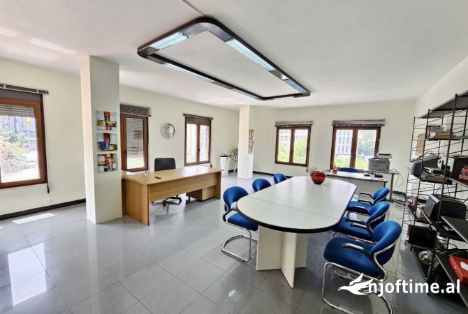 Ambient biznesi me qera 3+1 ne Tirane - 800 Euro