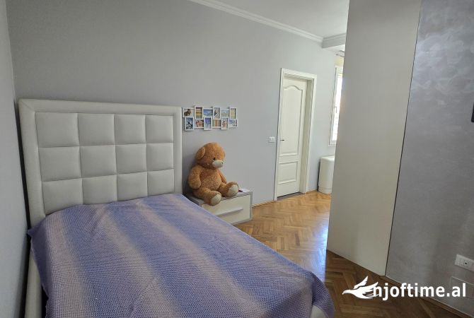 Shtepi ne shitje Apartament ne Tirane, 4+1, Mobilimi Pjeserisht e mobiluar, Pagesa 380,000  Euro.