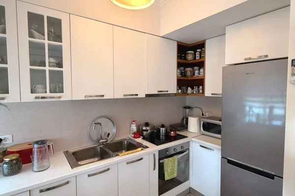 Shtepi ne shitje Apartament ne Tirane, 1+1, Mobilimi E mobiluar, Pagesa 150,000  Euro.