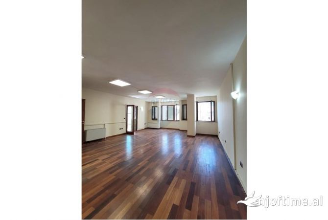 Ambient biznesi me qera 3+1 ne Tirane - 1,600 Euro