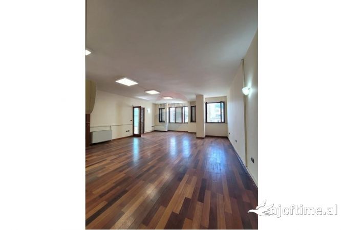 Ambient biznesi me qera 3+1 ne Tirane - 1,600 Euro