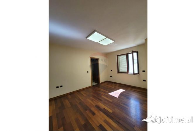 Ambient biznesi me qera 3+1 ne Tirane - 1,600 Euro