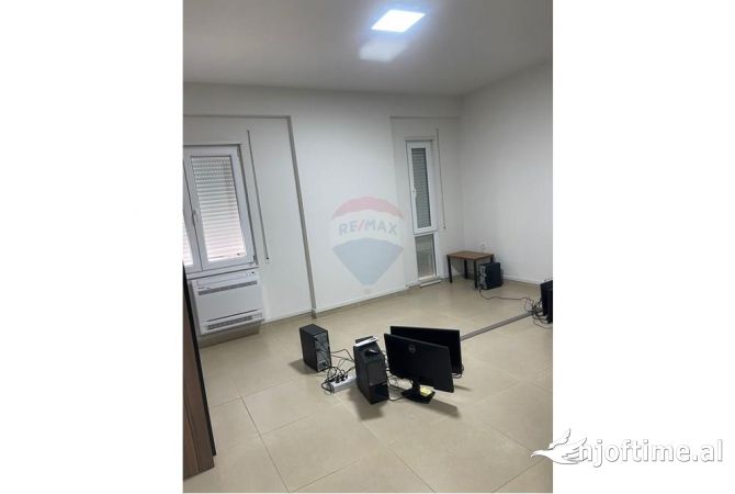 Ambient biznesi me qera 3+1 ne Tirane - 2,000 Euro