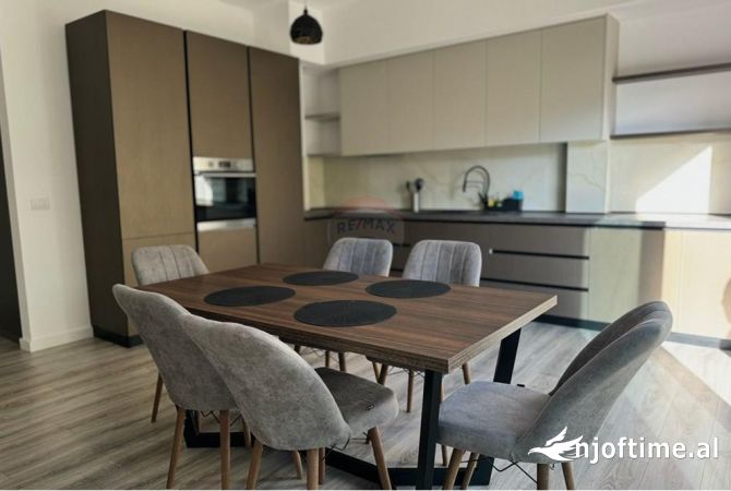 Shtepi ne shitje Apartament ne Tirane, 3+1, Mobilimi E mobiluar, Pagesa 549,000  Euro.