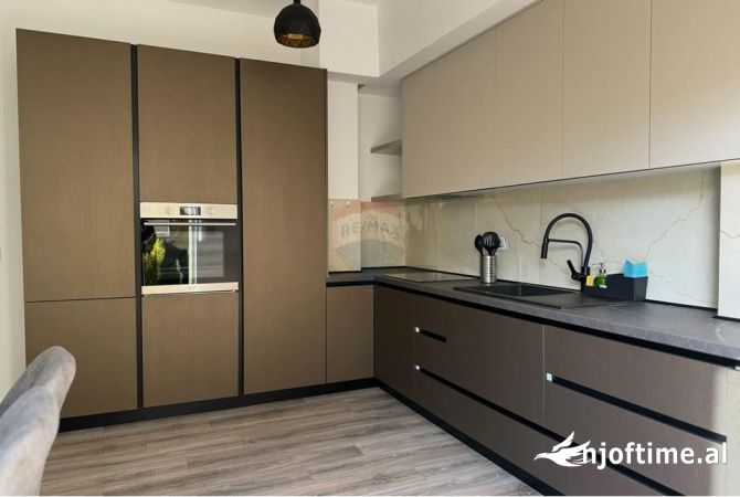 Shtepi ne shitje Apartament ne Tirane, 3+1, Mobilimi E mobiluar, Pagesa 549,000  Euro.