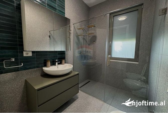 Shtepi ne shitje Apartament ne Tirane, 3+1, Mobilimi E mobiluar, Pagesa 549,000  Euro.