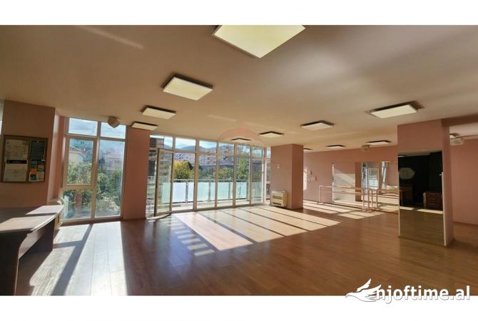 Zyre - Me Qera - Komuna e Parisit - Tirane 