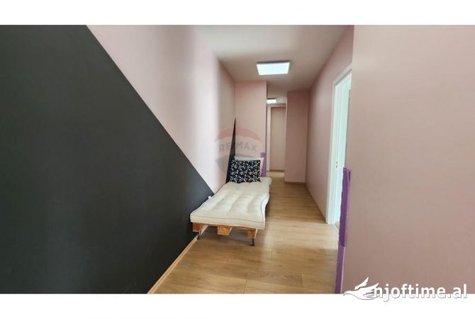 Zyre - Me Qera - Komuna e Parisit - Tirane 