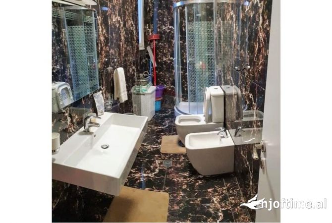 Shtepi ne shitje Apartament ne Tirane, 2+1, Mobilimi Pjeserisht e mobiluar, Pagesa 178,000  Euro.