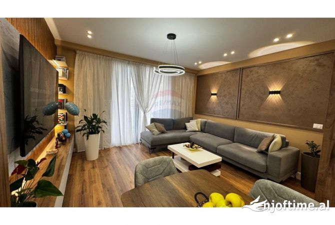 Shtepi ne shitje Apartament ne Tirane, 2+1, Mobilimi E mobiluar, Pagesa 215,000  Euro.