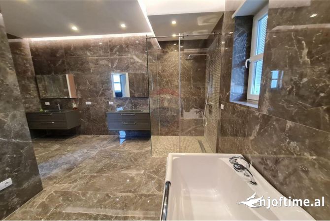 Shtepi me qera Shtepi Private ne Tirane, 4+1, Mobilimi E mobiluar, Pagesa 7,000  Euro.