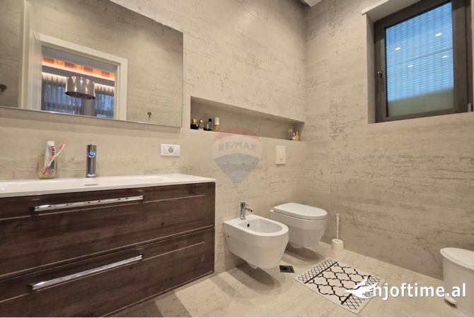 Shtepi me qera Shtepi Private ne Tirane, 4+1, Mobilimi E mobiluar, Pagesa 7,000  Euro.